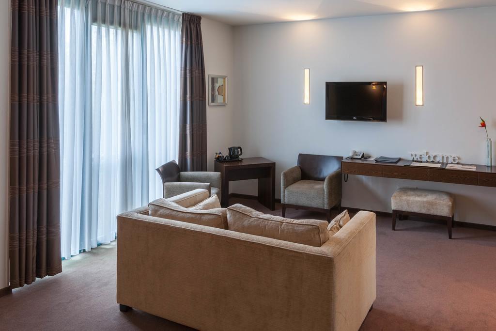 Best Western Hotel Nobis Eindhoven-Venlo A67 أستين المظهر الخارجي الصورة